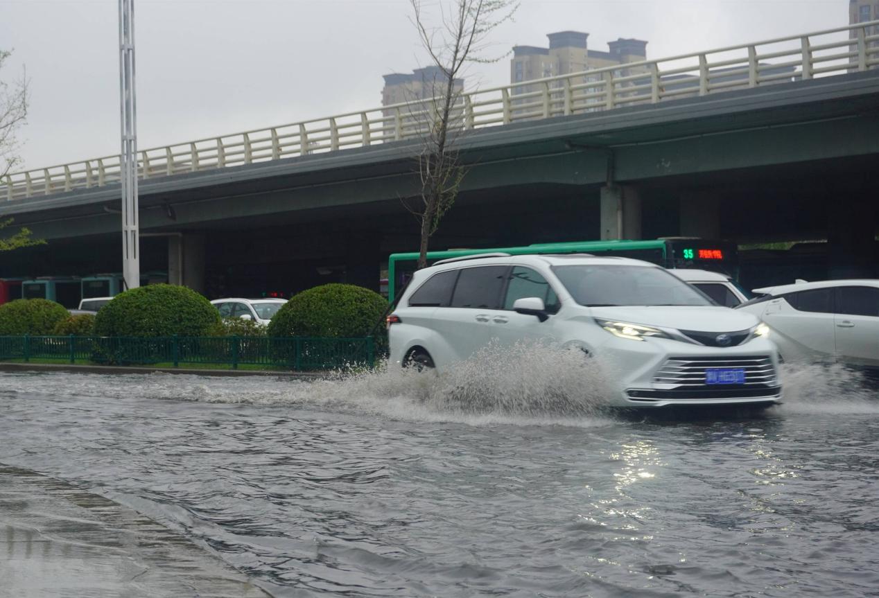 如何選擇靠譜的路面積水監測設備?
